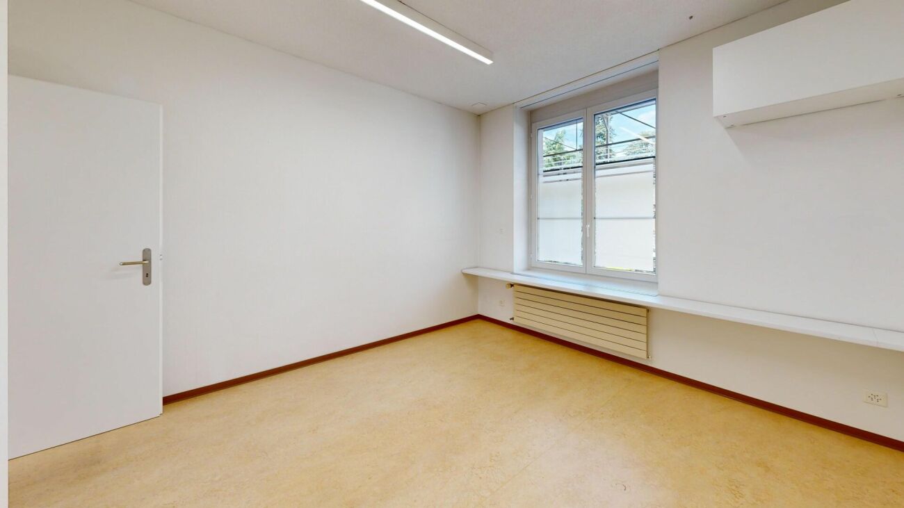 Versatile practice/commercial space with parking possibility