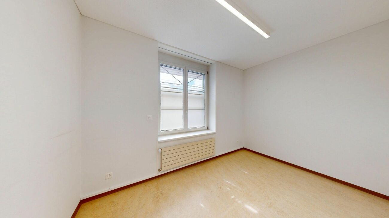 Versatile practice/commercial space with parking possibility