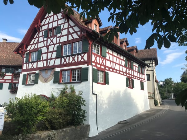 Moderne Wohnung mit gedecktem Aussensitzplatz