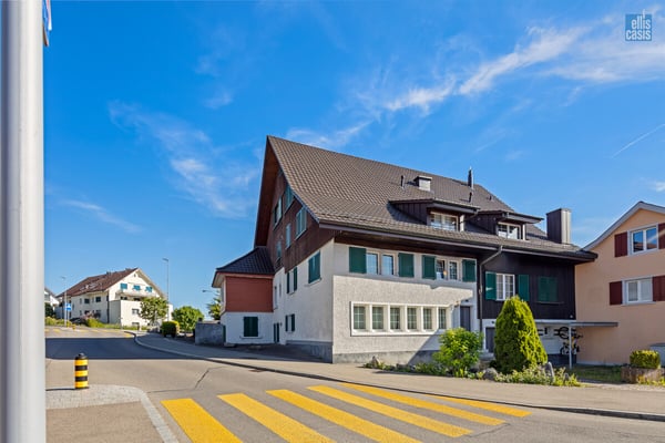 Sehr gepflegtes Mehrfamilienhaus mit Unterniveaugarage im Dorfzentrum! 1
