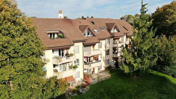 gemütliche 4.5 Zi.-Dachwohnung mit sonnigem Balkon