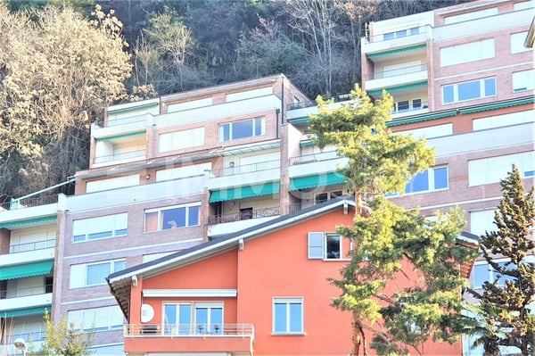 In centro, piano alto panoramico, con vista lago 4