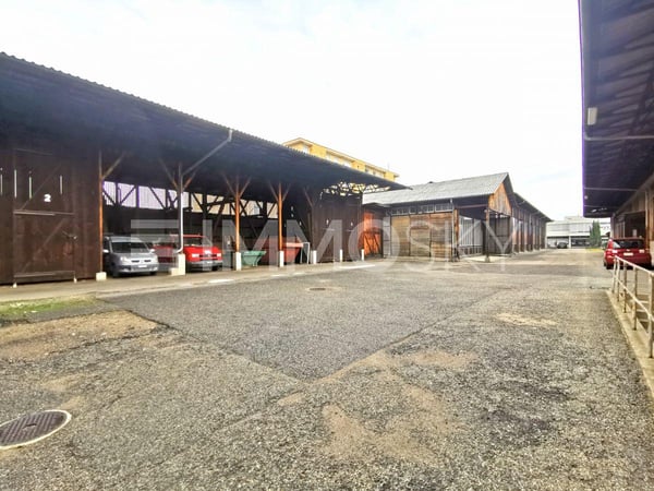 Capannone interessante con possibilità di edificare 6