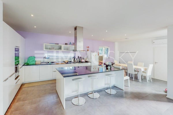 Ampia e luminosa adatta per una famiglia 6