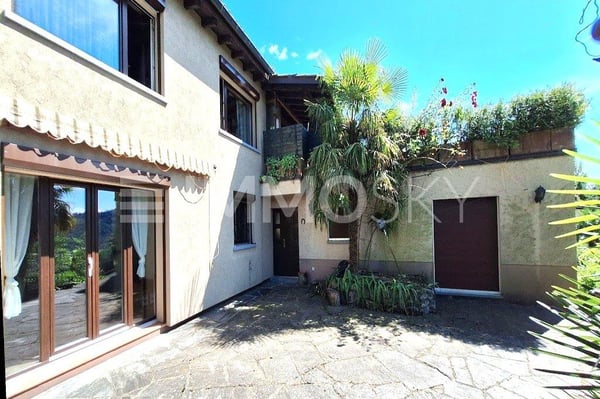 Piscina, giardino e ambienti luminosi 3