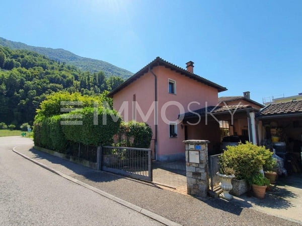 Villetta indipendente con giardino e 2 posti auto a Cadenazzo 1
