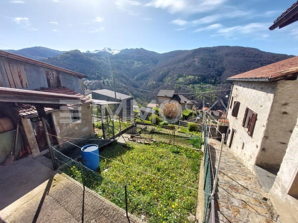 In nucleo soleggiata con giardino 7