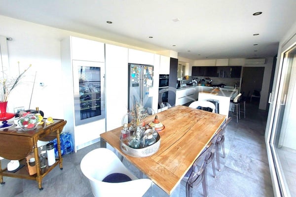 Villa di Prestigio: Eleganza e vista panoramica da incanto 4