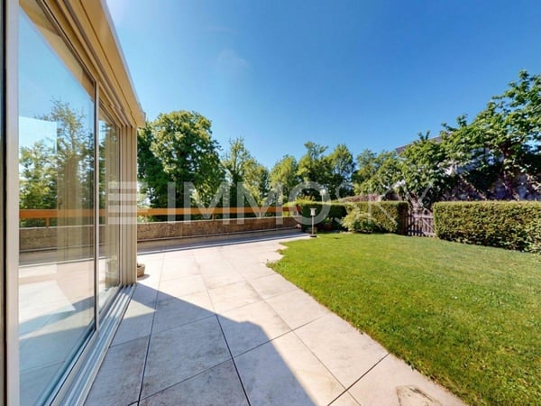 RÉSERVÉ - Superbe rez-de-jardin avec véranda et vue panoramique 9