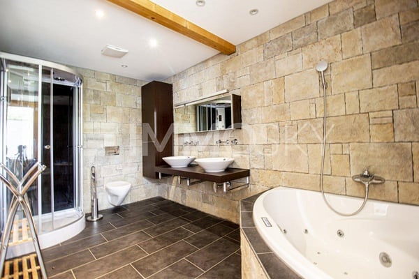 VIRTUAL TOUR : 4,5-Zimmer-Wohnung in einem Zweifamilienhaus 5