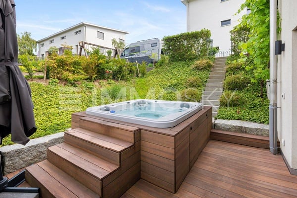 Modernes Raumwunder mit Garten 6