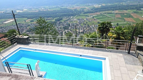 Dominando dall'alto con vista imprendibile in zona soleggiata