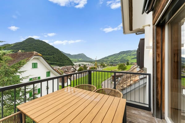 Stilvolle Dachmaisonette mit Sicht auf Mythen, See und ins saftige Grün 6