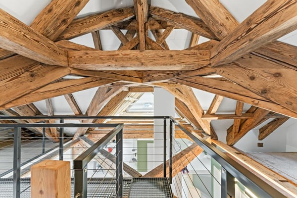 Stilvolle Dachmaisonette mit Sicht auf Mythen, See und ins saftige Grün 8