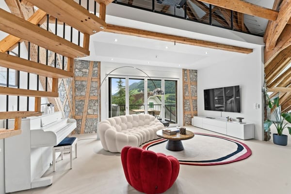 Stilvolle Dachmaisonette mit Sicht auf Mythen, See und ins saftige Grün 4