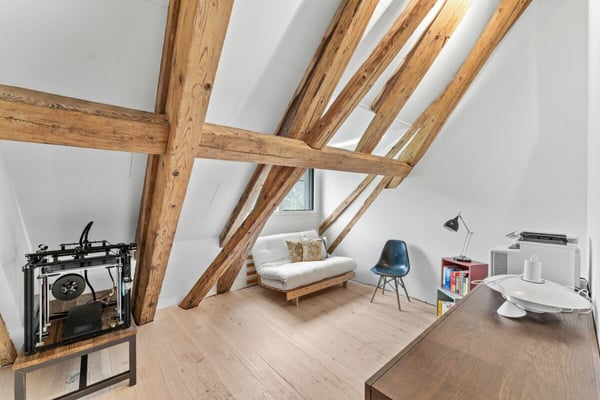 Stilvolle Dachmaisonette mit Sicht auf Mythen, See und ins saftige Grün 10