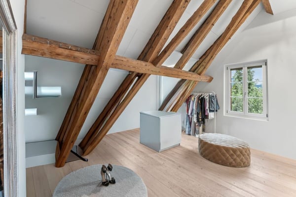 Stilvolle Dachmaisonette mit Sicht auf Mythen, See und ins saftige Grün 11