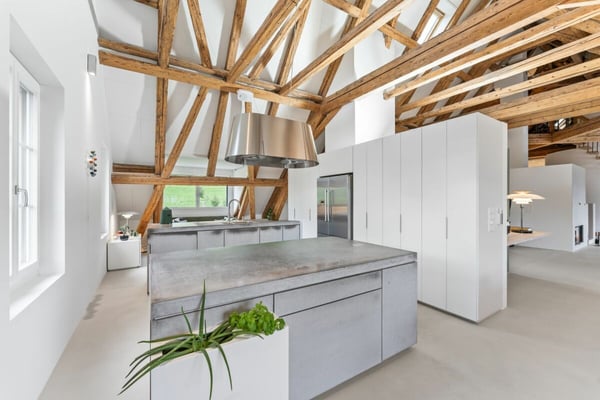 Stilvolle Dachmaisonette mit Sicht auf Mythen, See und ins saftige Grün 5