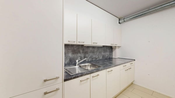 Moderner Gewerberaum mit 72 m² Fläche und 42 m² Empfangsbereich und Küche im markanten GWAND in Merenschwand 8