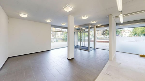 Ladenlokal mit grosser Sichtbarkeit mit grosser Fensterfront und automatischer Schiebetüre 2