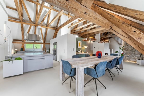 Stilvolle Dachmaisonette mit Sicht auf Mythen, See und ins saftige Grün 3