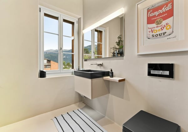 Stilvolle Dachmaisonette mit Sicht auf Mythen, See und ins saftige Grün 12