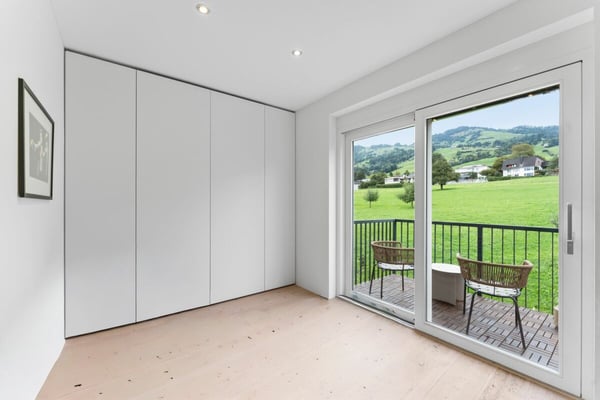 Stilvolle Dachmaisonette mit Sicht auf Mythen, See und ins saftige Grün 9