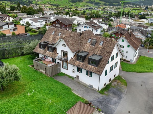 Stilvolle Dachmaisonette mit Sicht auf Mythen, See und ins saftige Grün 2