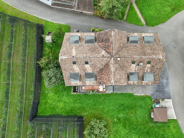 Stilvolle Dachmaisonette mit Sicht auf Mythen, See und ins saftige Grün 17