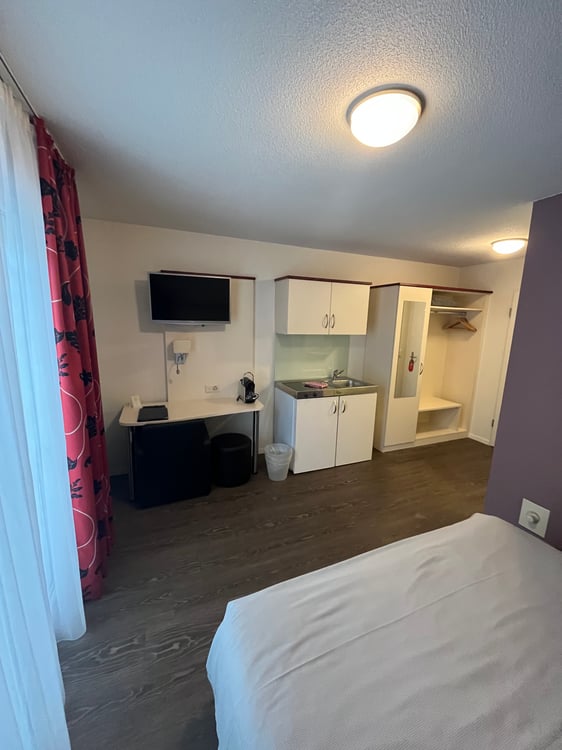 Möbliertes Einzelzimmer mit eigenem Bad und Kochnische 3