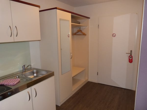 Möbliertes Einzelzimmer mit eigenem Bad und Kochnische 2