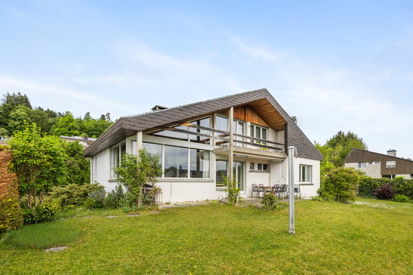 EINFAMILIENHAUS MIT GROSSEM GARTEN UND WEITBLICK IN BEVORZUGTER WOHNLA 1