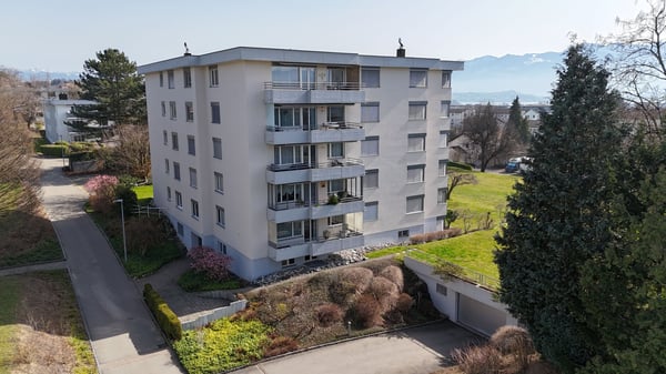 STILVOLLE, RENOVIERTE 3.5-ZIMMER-WOHNUNG IN RAPPERSWIL-JONA 12