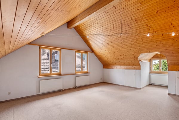 ECKHAUS MIT VIEL PLATZ, GARTEN UND DREI STELLPLÄTZEN 11