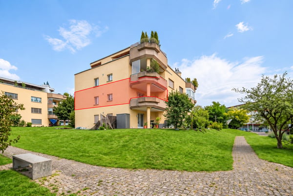 GROSSZÜGIGE 1.5-ZIMMER-WOHNUNG MIT GROSSEM BALKON UND 2 TG-PLÄTZEN 2