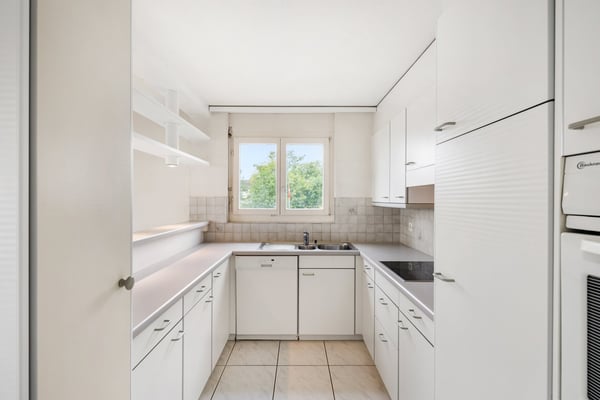 GROSSZÜGIGE 1.5-ZIMMER-WOHNUNG MIT GROSSEM BALKON UND 2 TG-PLÄTZEN 10