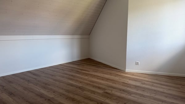 Sanierte 5- Zimmer-Maisonette- Wohnung mit Balkon in Bonstetten 13