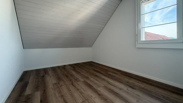 Helle 4 1/2-Zimmer-Wohnung mit Balkon und Kamin in Bonstetten 13