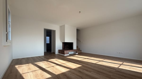 Helle 4 1/2-Zimmer-Wohnung mit Balkon und Kamin in Bonstetten 2
