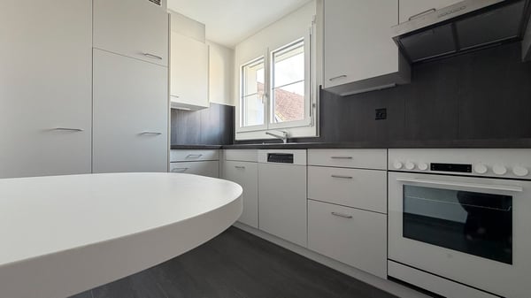 Helle 4 1/2-Zimmer-Wohnung mit Balkon und Kamin in Bonstetten 4