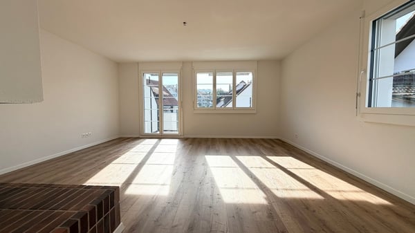 Helle 4 1/2-Zimmer-Wohnung mit Balkon und Kamin in Bonstetten