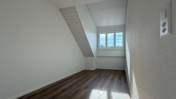 Helle 4 1/2-Zimmer-Wohnung mit Balkon und Kamin in Bonstetten 12