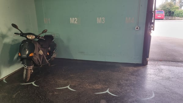 Motorradeinstellplatz nahe Bahnhof Altstetten zu vermieten 1