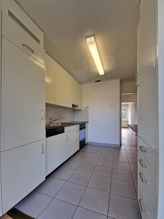 Grossräumige Wohnung mit Balkon in zentraler Gegend! 6