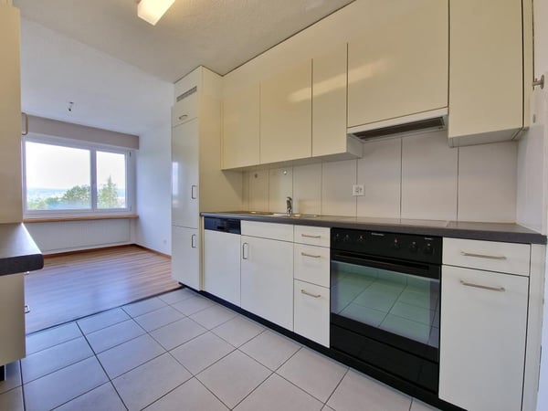 Grossräumige Wohnung mit Balkon in zentraler Gegend! 5