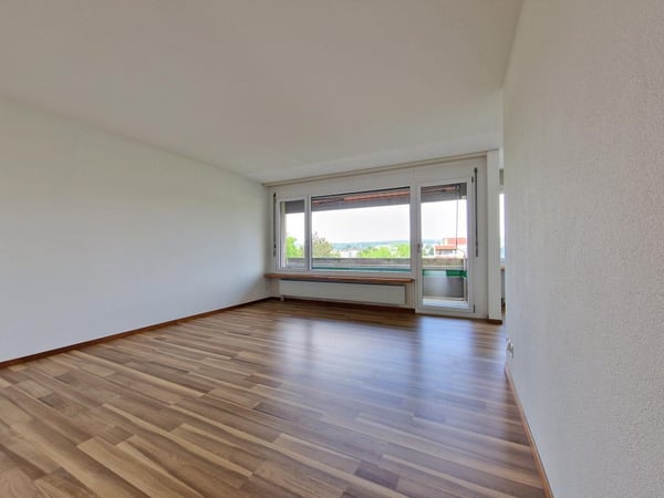 Grossräumige Wohnung mit Balkon in zentraler Gegend! 2