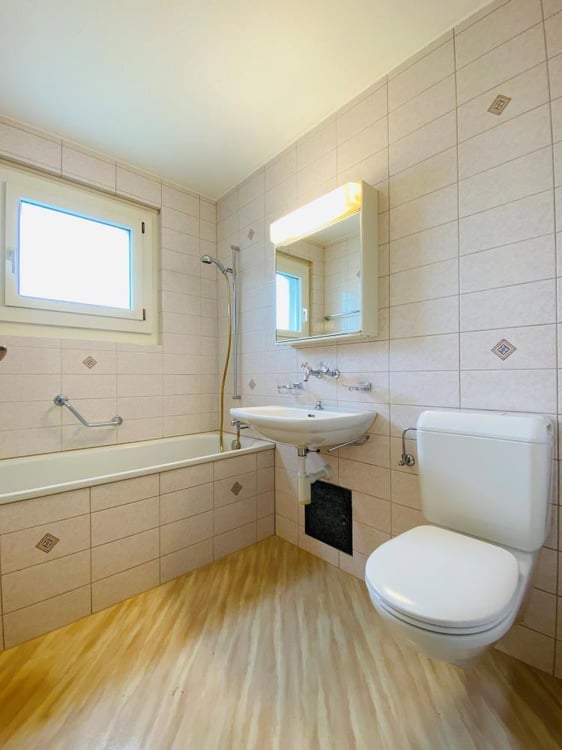 Grossräumige, helle Wohnung mit Balkon und herrlicher Aussicht 9