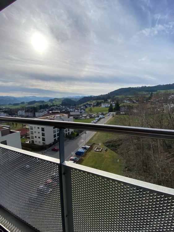 Grossräumige, helle Wohnung mit Balkon und herrlicher Aussicht 4