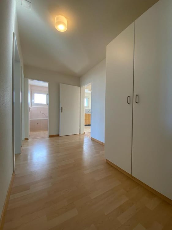 Grossräumige, helle Wohnung mit Balkon und herrlicher Aussicht 10