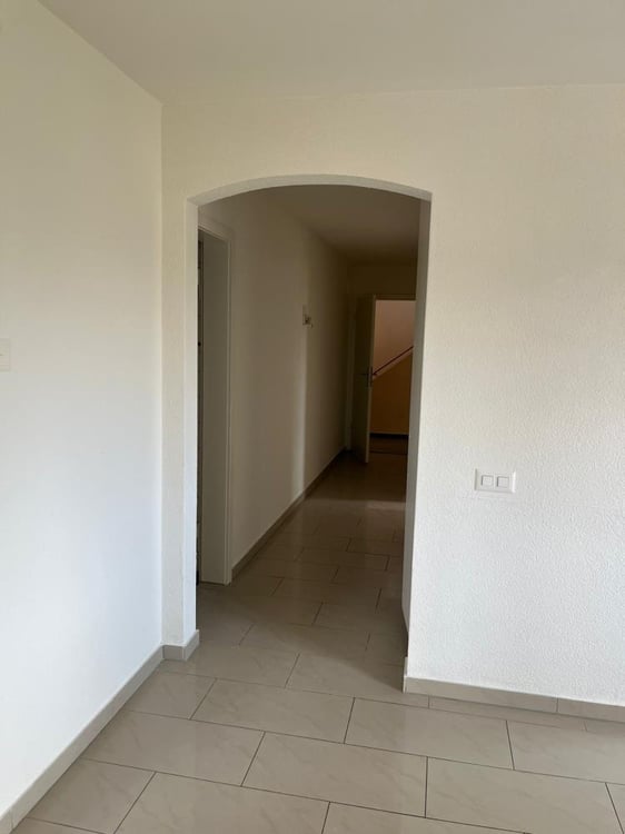 Neu renoviert mit grossem Balkon und Aussicht 2